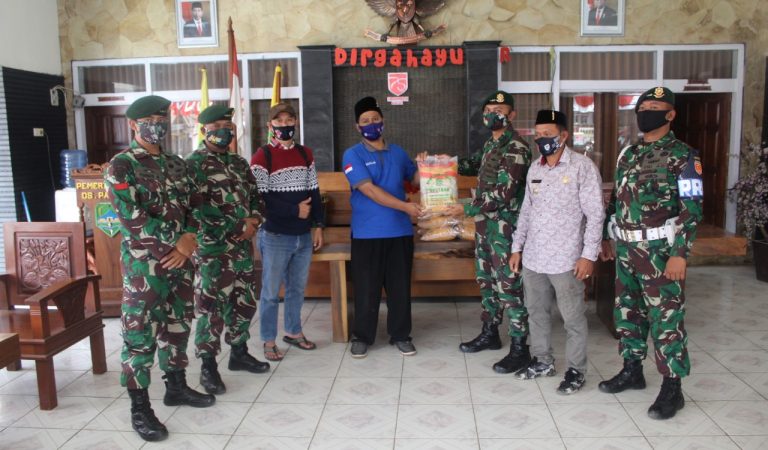 Aksi Peduli, Prajurit TNI Yonif R 321/GT Bagi Sembako untuk Warga Terdampak Covid-19