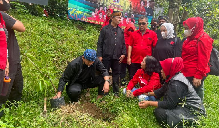 Peringati HUT PDI Perjuangan dan Megawati, TB Hasanuddin Tanam Pohon Bersama Kader di Bandung