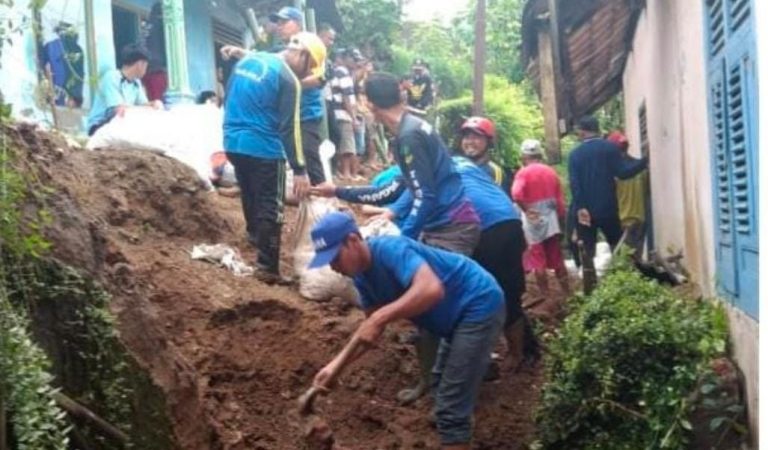 Personel Polsek Pamarican Bergotong Royong Dengan Relawan Bersihkan Material Longsor