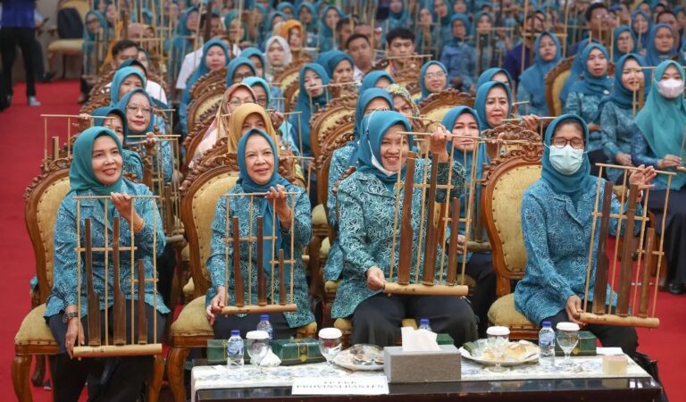 TP PKK se-Provinsi Banten Mainkan Lagu Wind Of Change Menggunakan Angklung