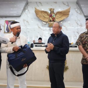 KDM Serahkan Kadeudeuh Rp1 Miliar untuk Persib Bandung