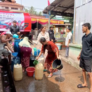 Bapeksi Hadir di Tengah Kekeringan, 24 Ribu Liter Air Bersih Dibagikan kepada Warga